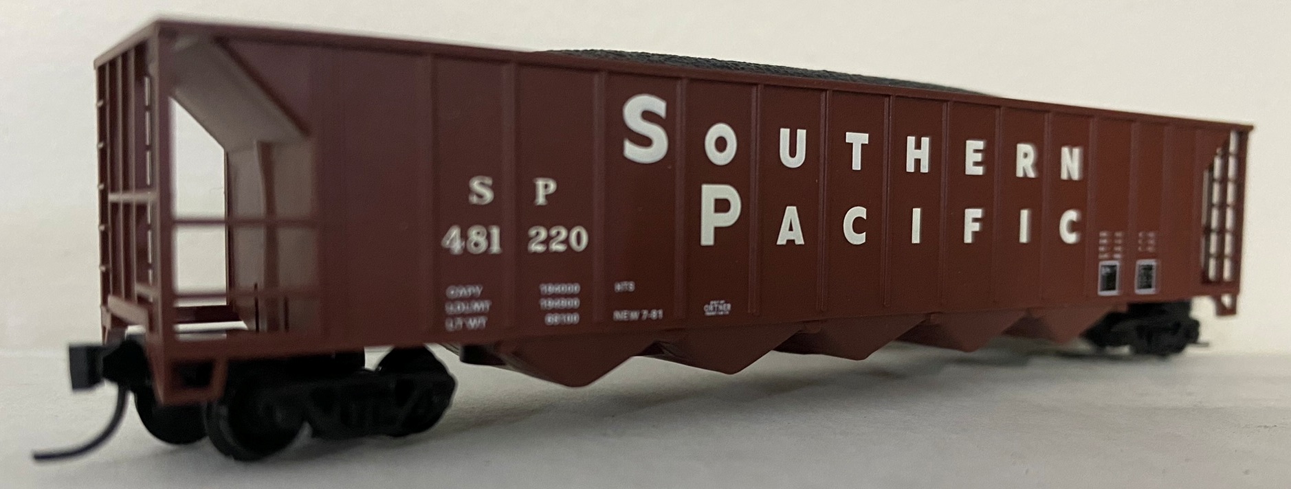 Red Caboose 25804: 5 Bay Southern Pacific Rapid Discharge Ortner Hopper Car with coal load