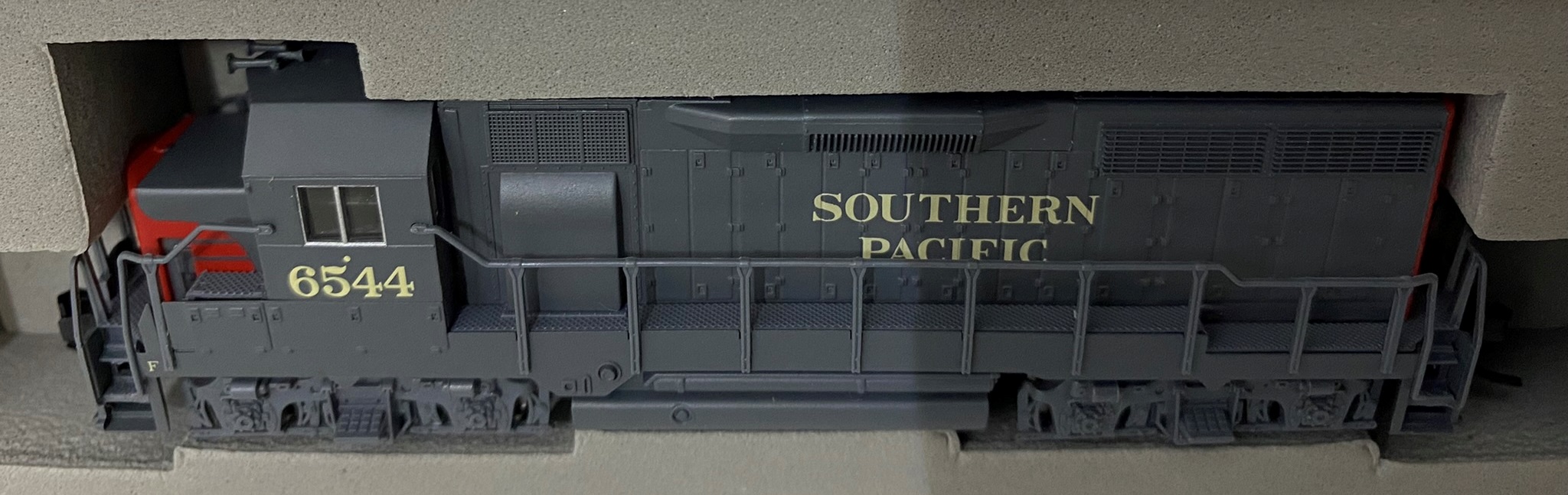 Atlas 46570: EMD GP-35 Locomotive. Decoder Ready. Southern Pacific #6544